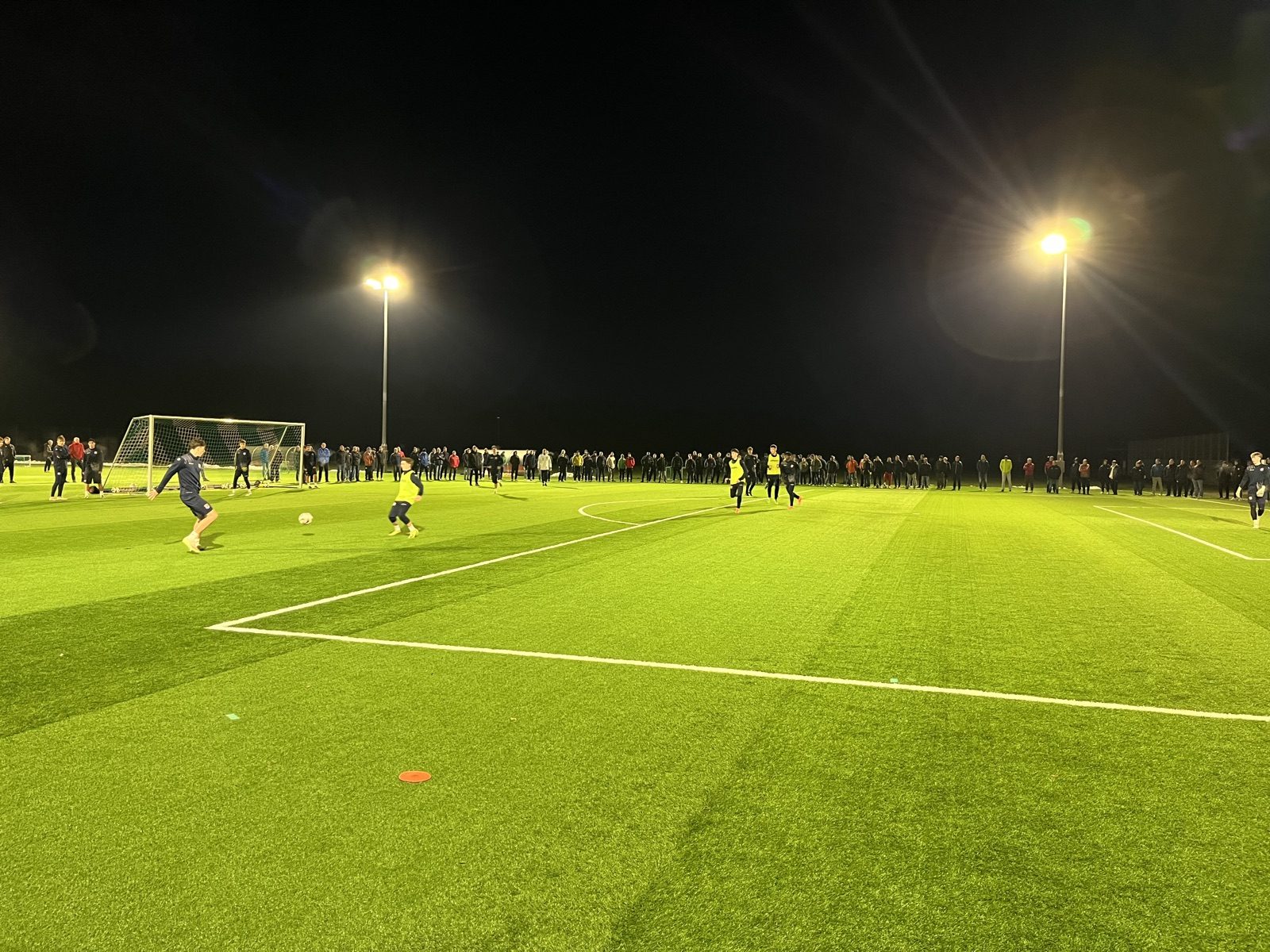 Flutlicht-Training auf dem Sportgelände
